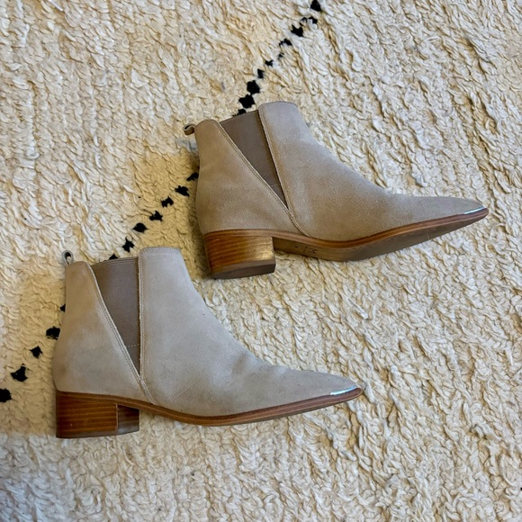 YALE POINTY TOE CHELSEA BOOTIE - Picture 1 of 3